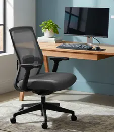 chaise de bureau devant bureau en bois